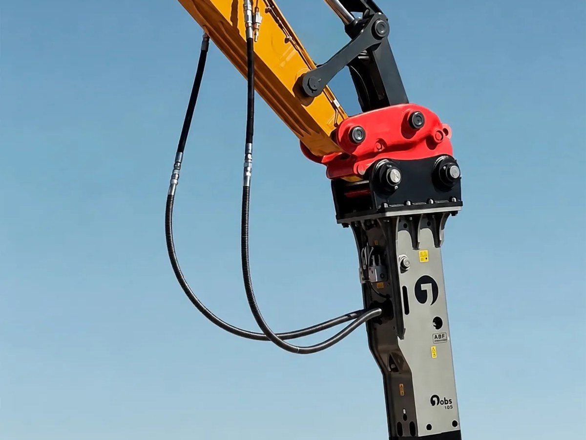 JOBS hydraulic breaker from BYG working on an excavator